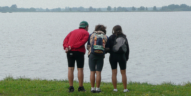 Tre adolescenti osservano la laguna