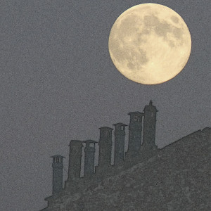 Torino, plenilunio del 20 agosto 2013. Tetti delle case di Lungo Dora Siena fotografate dal Ponte Rossini.